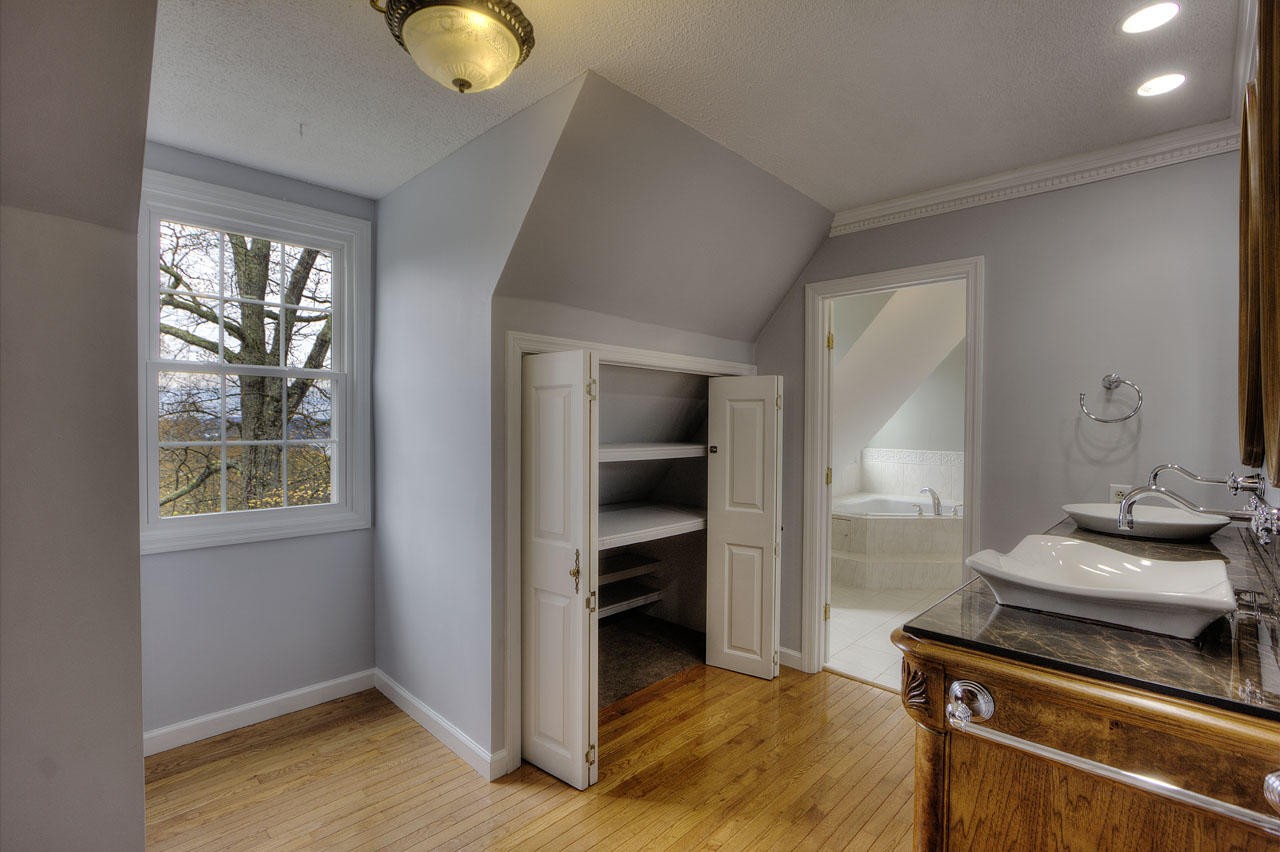 428 Ferret Road Knoxville, TN 37934 - Photo 23 of 38 a room with closet and window