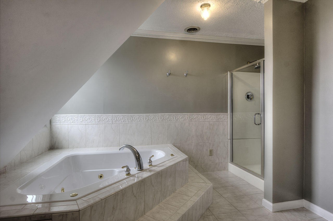 428 Ferret Road Knoxville, TN 37934 - Photo 25 of 38 a bathroom with a tub and shower