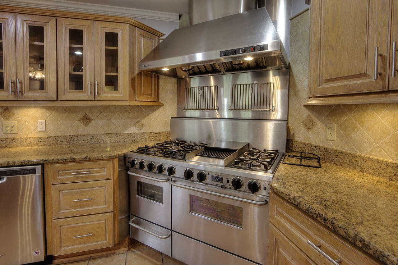 428 Ferret Road Knoxville, TN 37934 - Photo 10 of 38 a stove top oven sitting inside of a kitchen