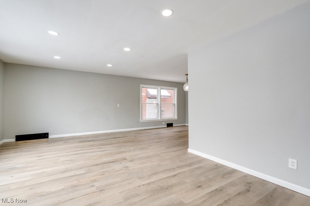 13526 Cedar Road Cleveland, OH 44118 - Photo 15 of 47 DN Unit Living Room