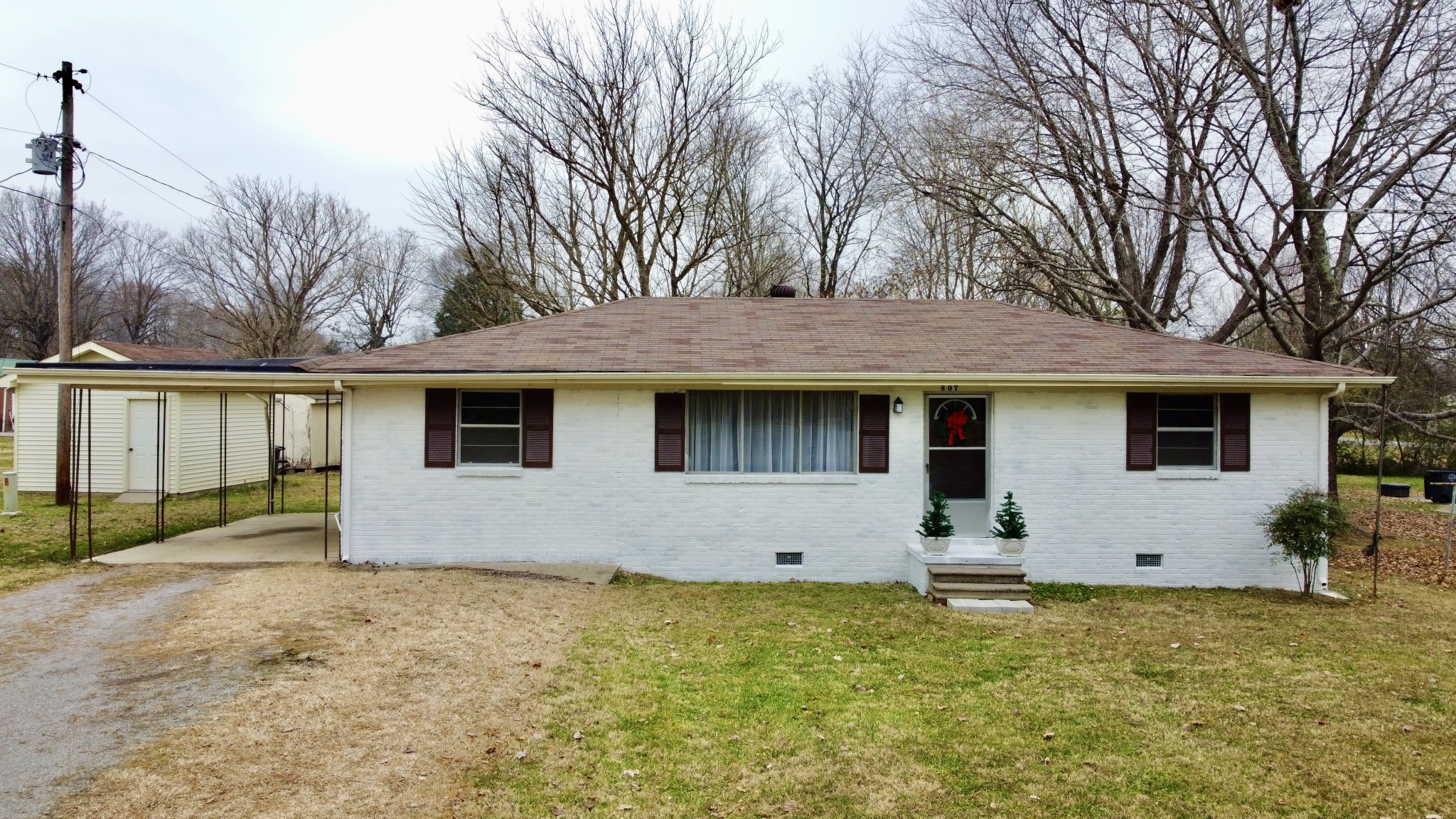 807 Days Road Lafayette, TN 37083 - Photo 1 of 14 a house that has a tree in front of it