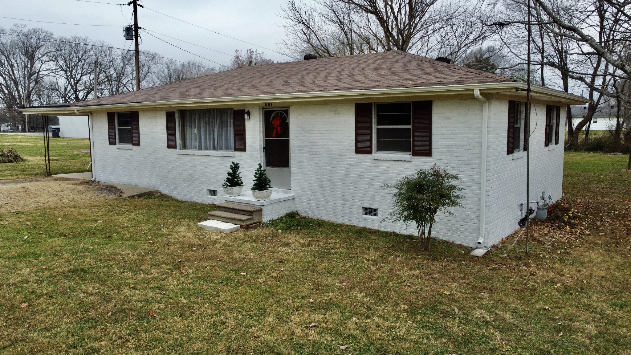 807 Days Road Lafayette, TN 37083 - Photo 3 of 14 a backyard of a house