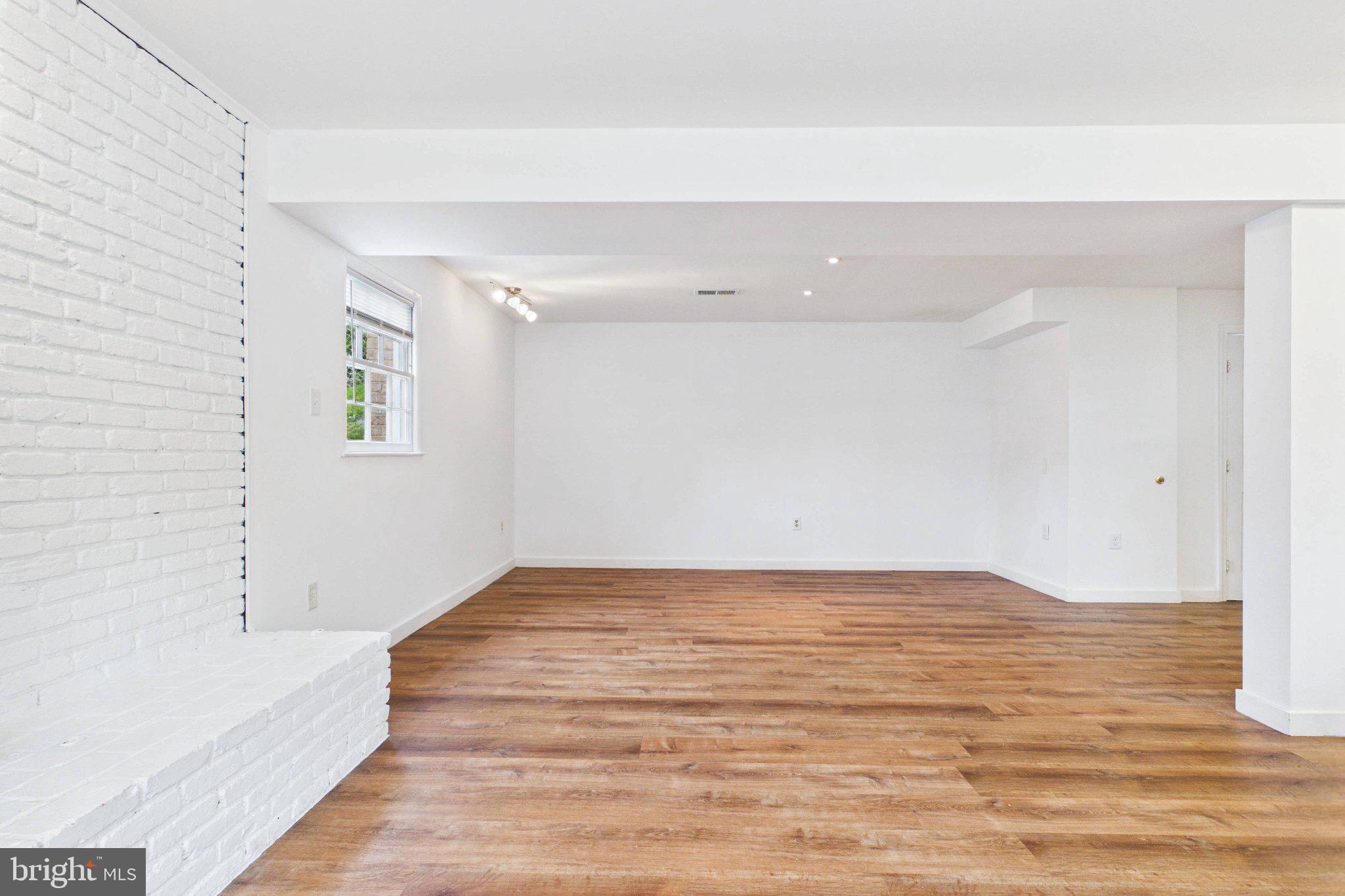 13235 Sturbridge Road Woodbridge, VA 22192 - Photo 27 of 53 Spacious, bright open living area.