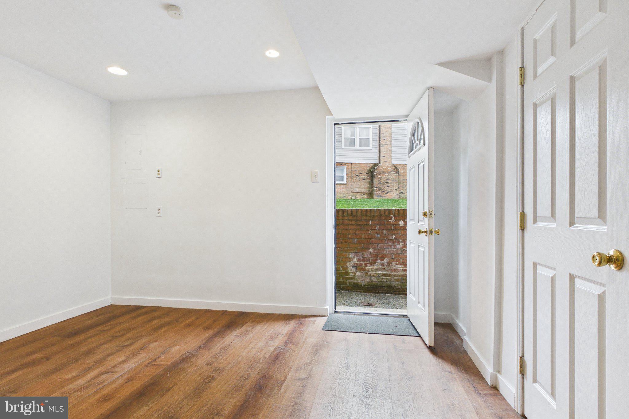13235 Sturbridge Road Woodbridge, VA 22192 - Photo 34 of 53 Bright entryway with welcoming charm.