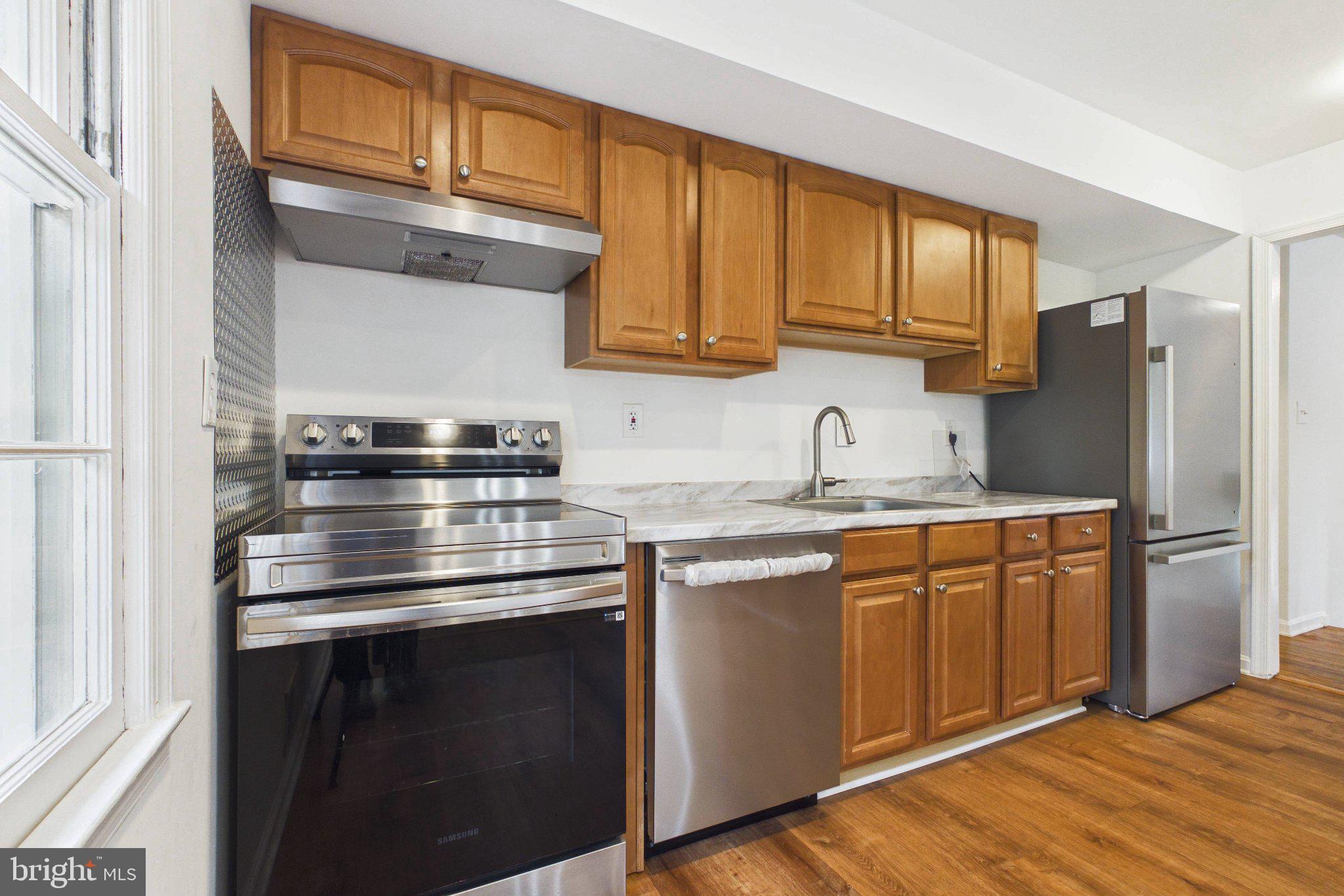 13235 Sturbridge Road Woodbridge, VA 22192 - Photo 40 of 53 Modern kitchen with sleek appliances.