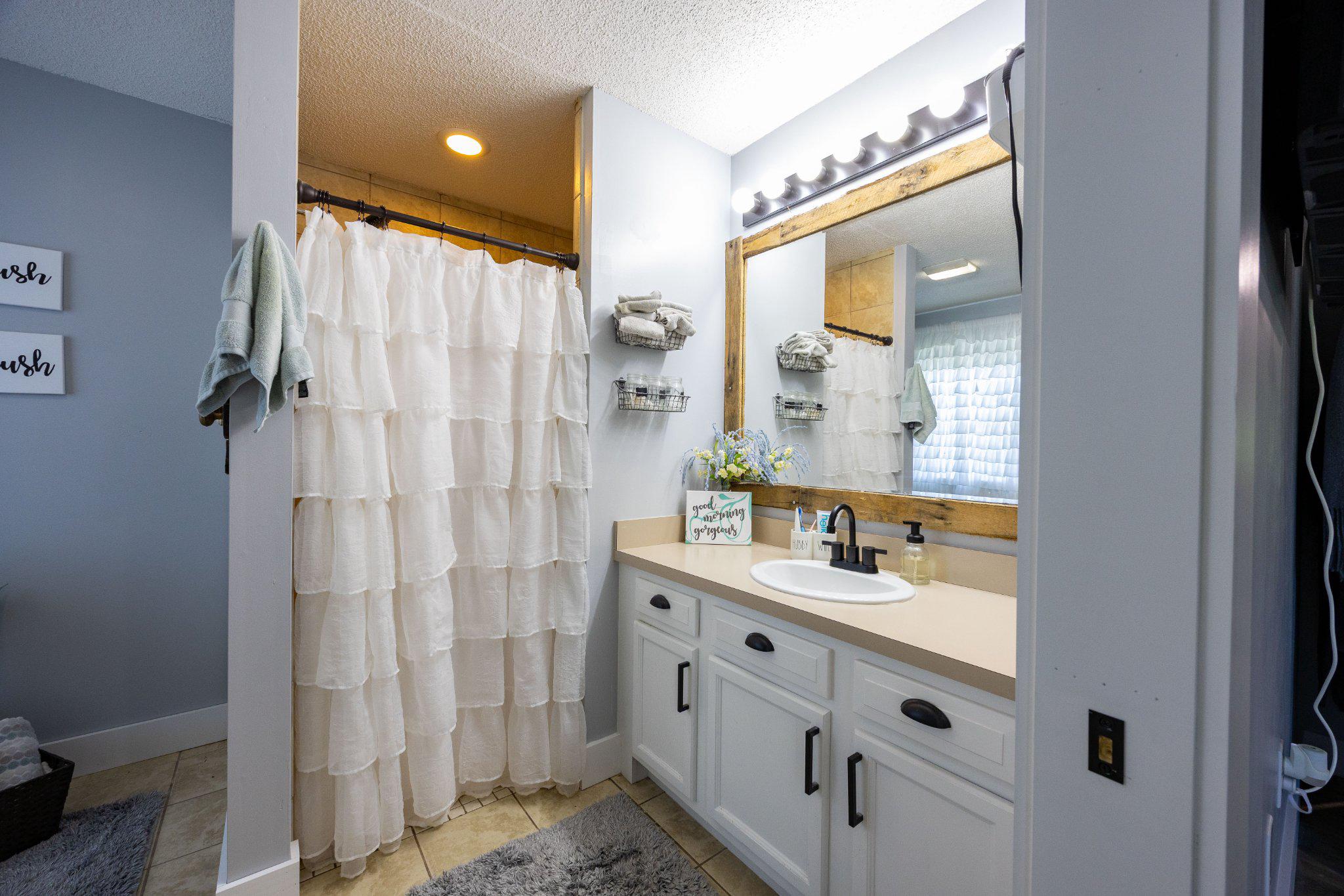 677 Ridge Road South Martinsburg, WV 25403 - Photo 35 of 72 Primary Bathroom
