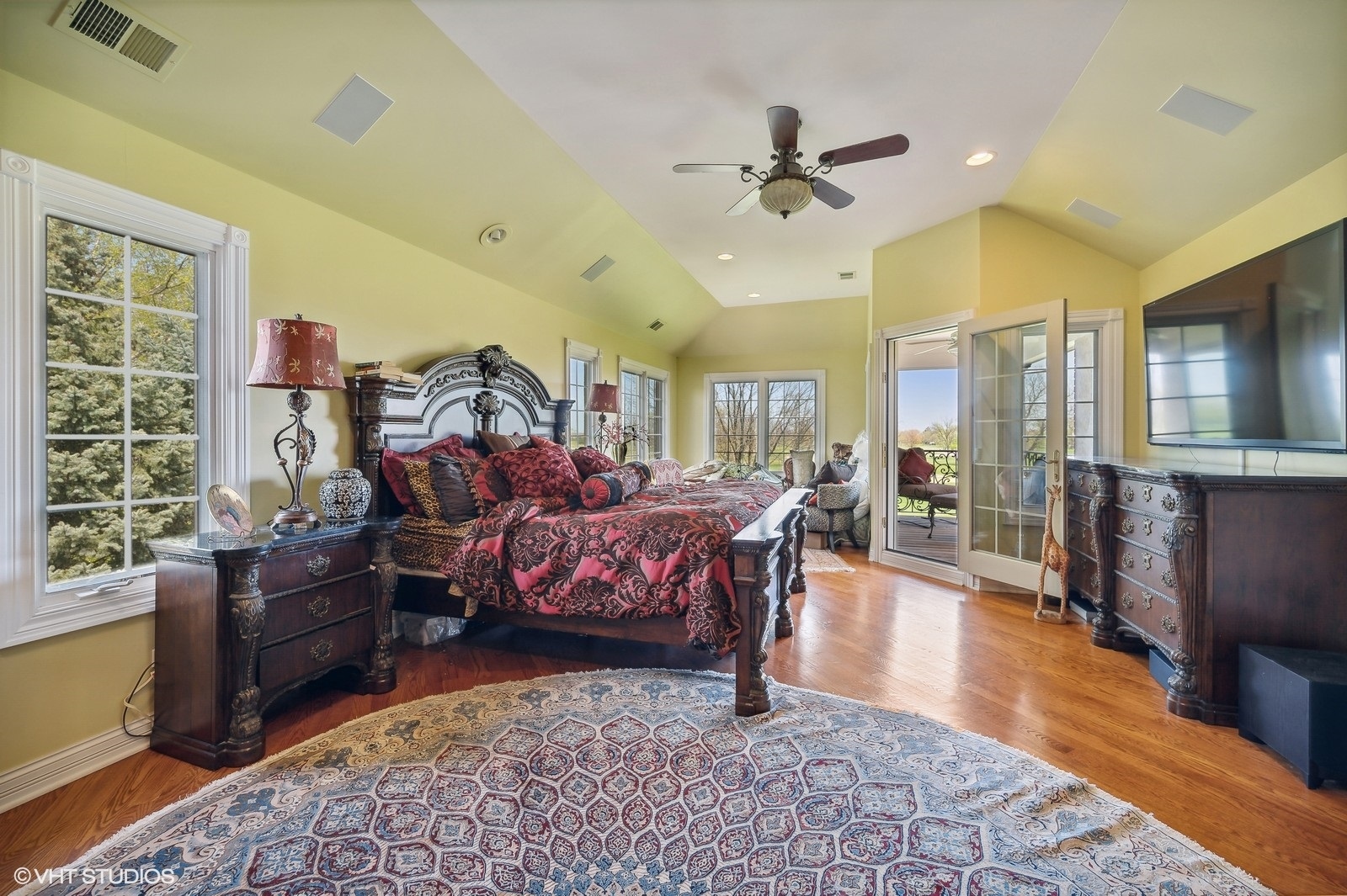 2846 Independence Avenue Glenview, IL 60026 - Photo 8 of 16 a living room with furniture and a wooden floor