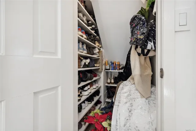 $850,000 | 72 Shinbone Lane, Commack, NY 11725