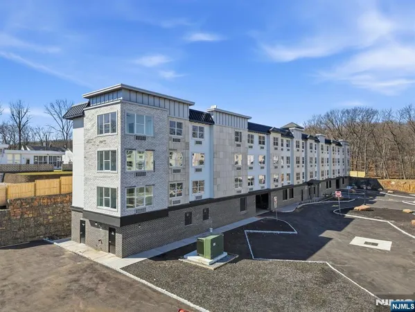 $3,100 | 95 Shepherd Lane, Unit B201, Totowa, NJ 07512