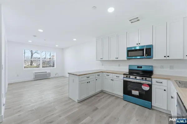 $3,100 | 95 Shepherd Lane, Unit B201, Totowa, NJ 07512
