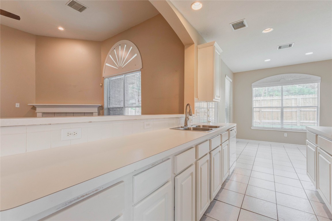 19607 Water Point Trail Humble, TX 77346 - Photo 14 of 32 Open kitchen with breakfast bar overlooking the living area, perfect for entertaining.