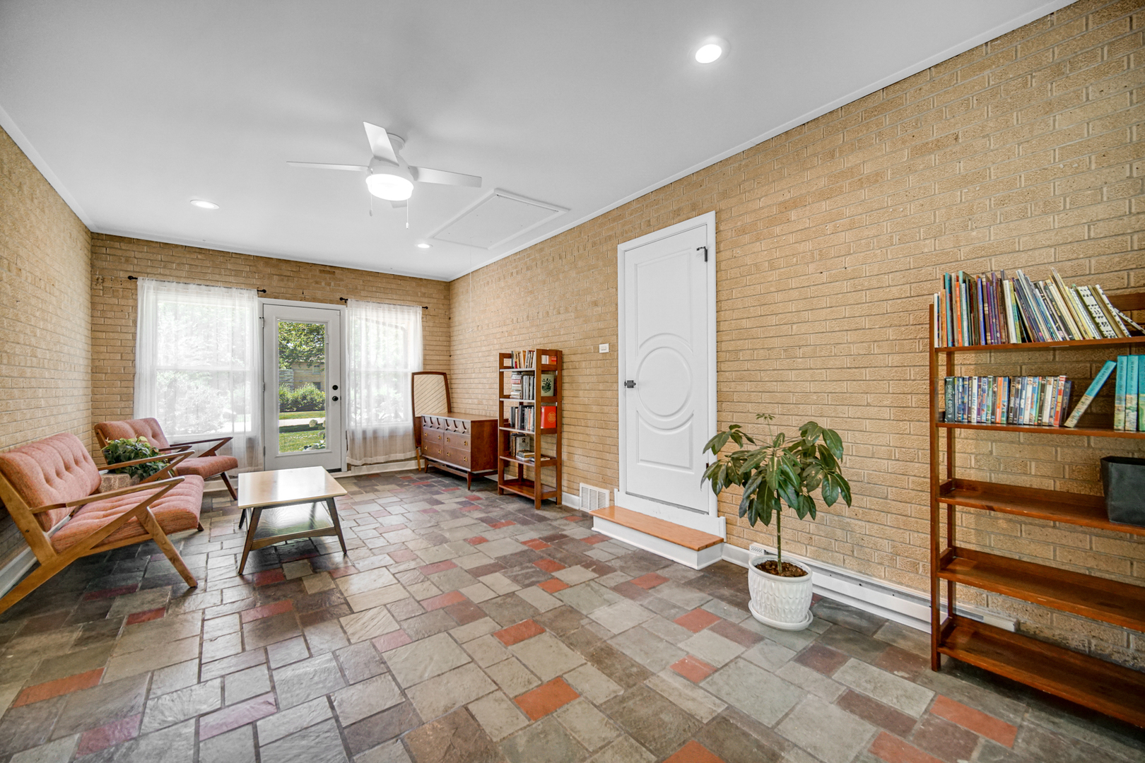 1006 Gardner Road Flossmoor, IL 60422 - Photo 25 of 33 a living room with furniture and a potted plant