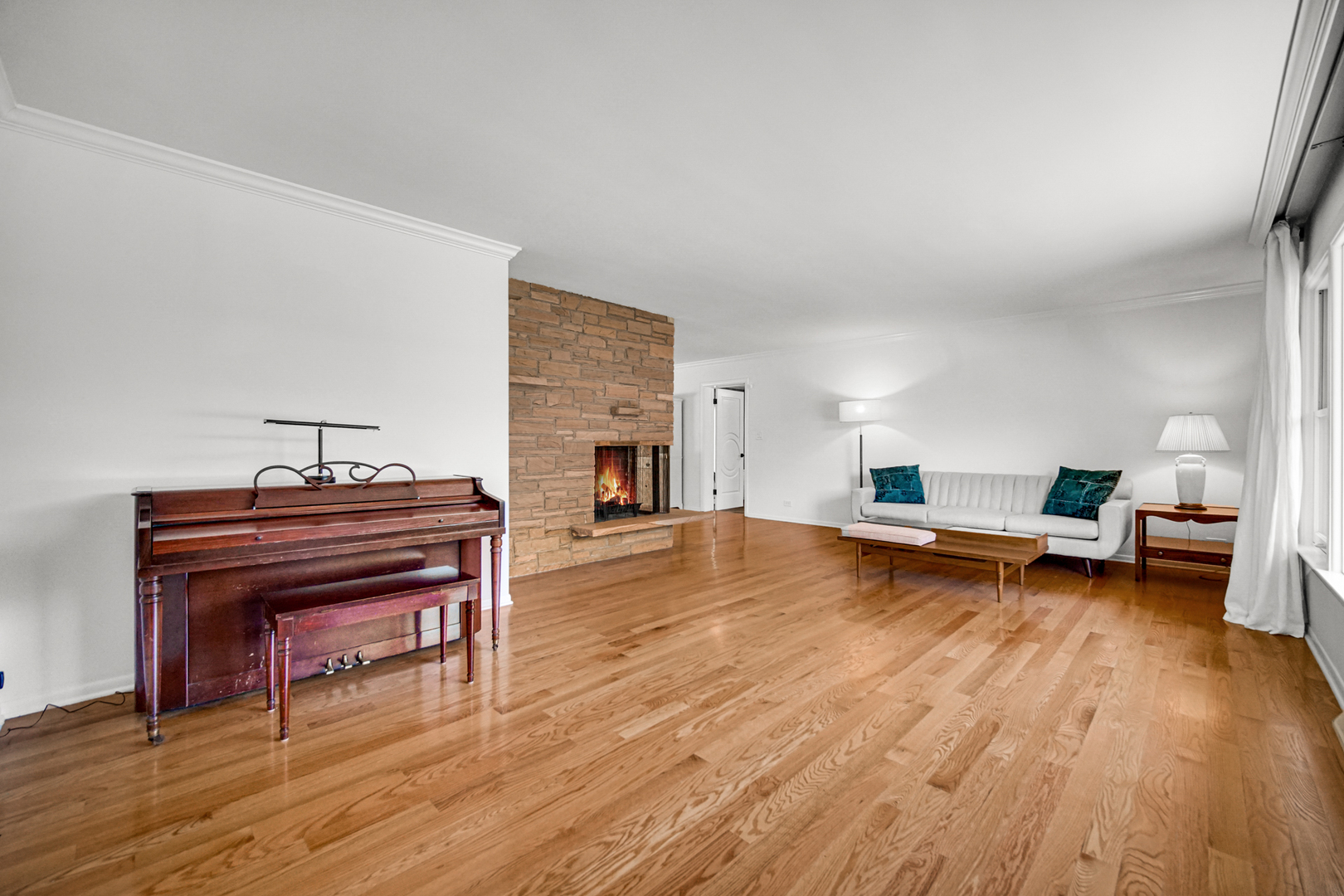 1006 Gardner Road Flossmoor, IL 60422 - Photo 3 of 33 a living room with furniture and a wooden floor