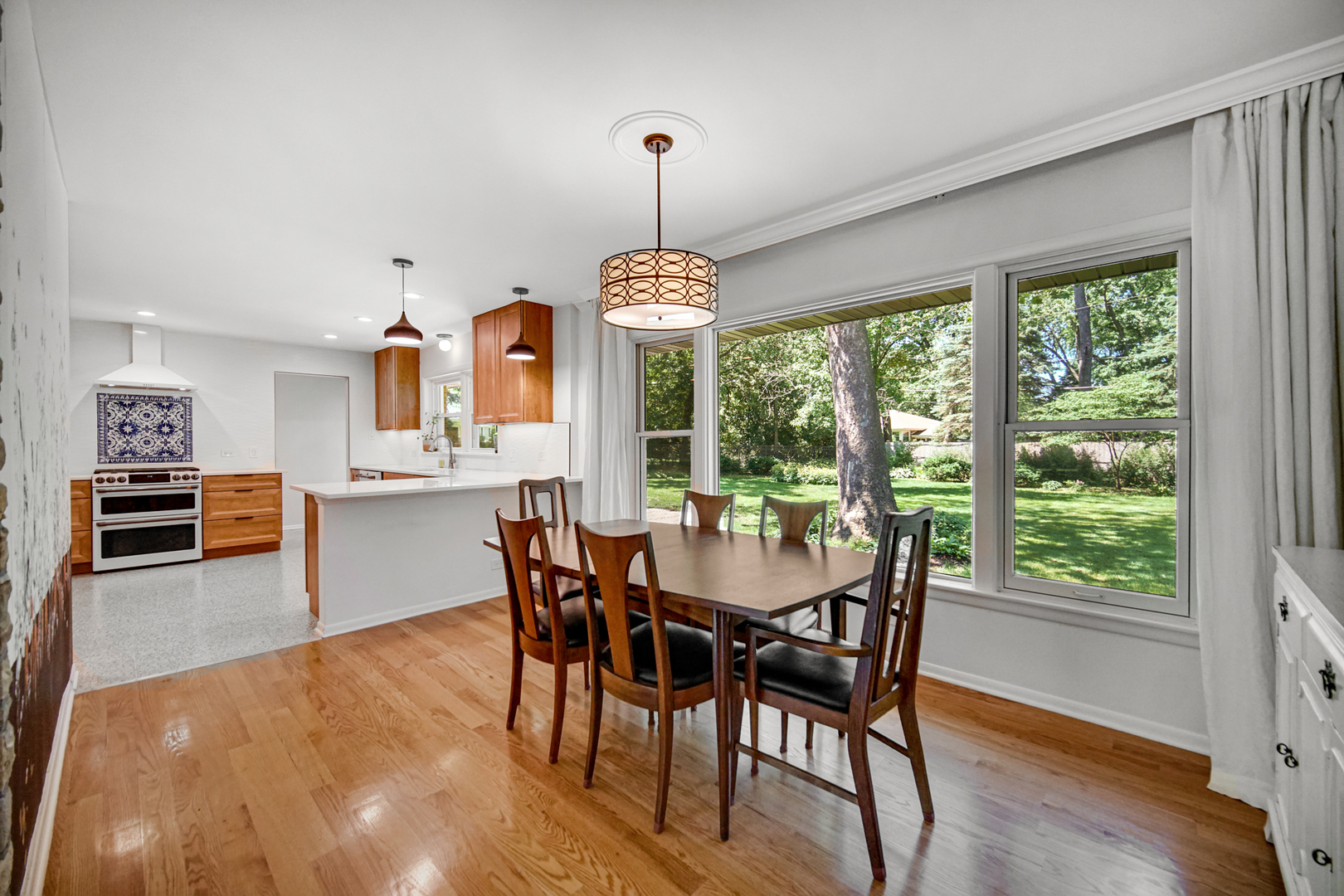 1006 Gardner Road Flossmoor, IL 60422 - Photo 7 of 33 a dining room with furniture window wooden floor