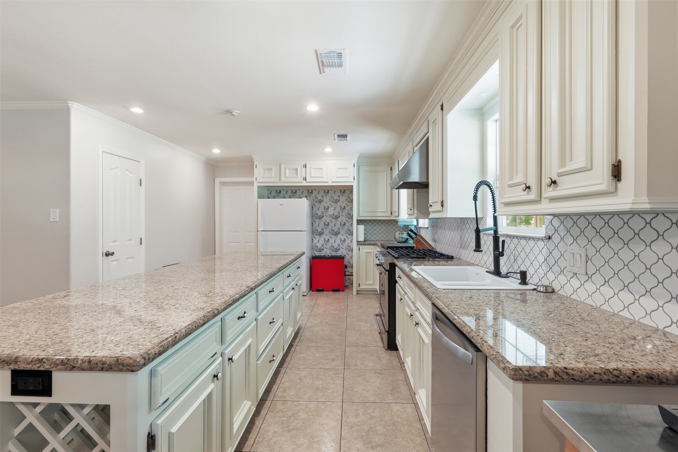 10695 White Rock Road Conroe, TX 77306 - Photo 12 of 48 Spacious chefs kitchen with high end appliances