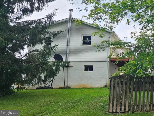 a view of a house with backyard