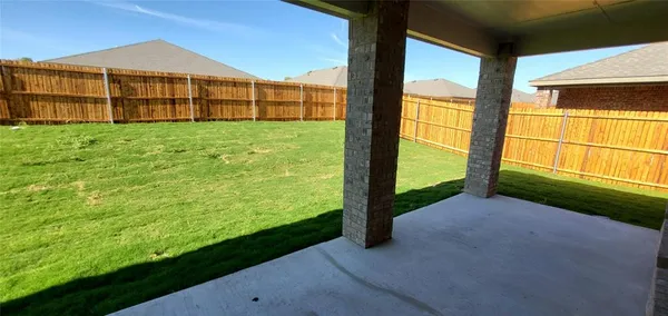 a view of a house with backyard