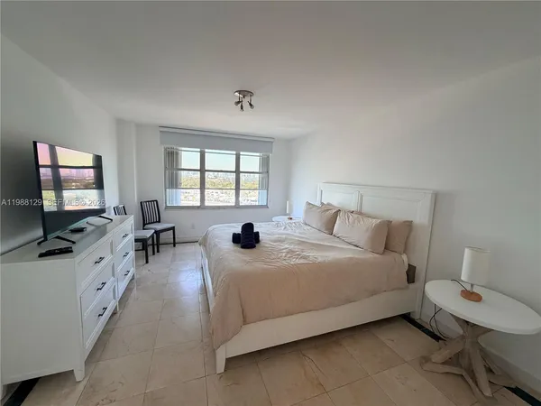 $4,000 | 5161 Collins Avenue, Unit 1506, Miami Beach, FL 33140