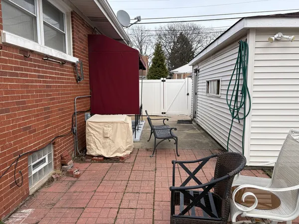 $3,200 | 5215 Church Street, Skokie, IL 60077