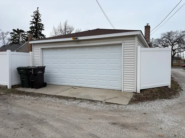 $3,200 | 5215 Church Street, Skokie, IL 60077