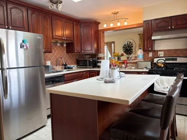 $3,200 | 5215 Church Street, Skokie, IL 60077