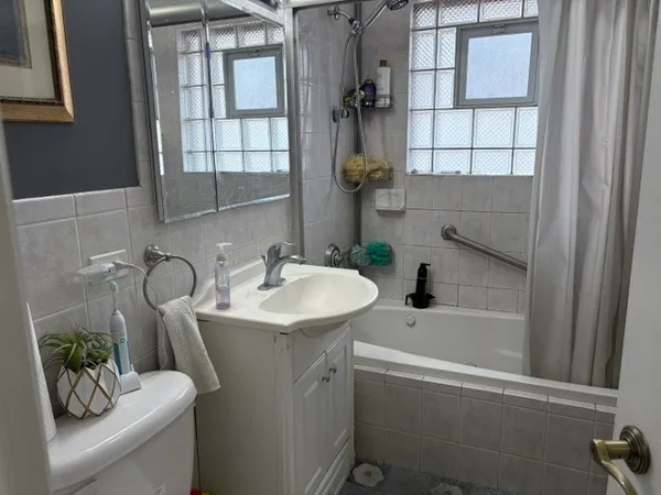 $3,200 | 5215 Church Street, Skokie, IL 60077
