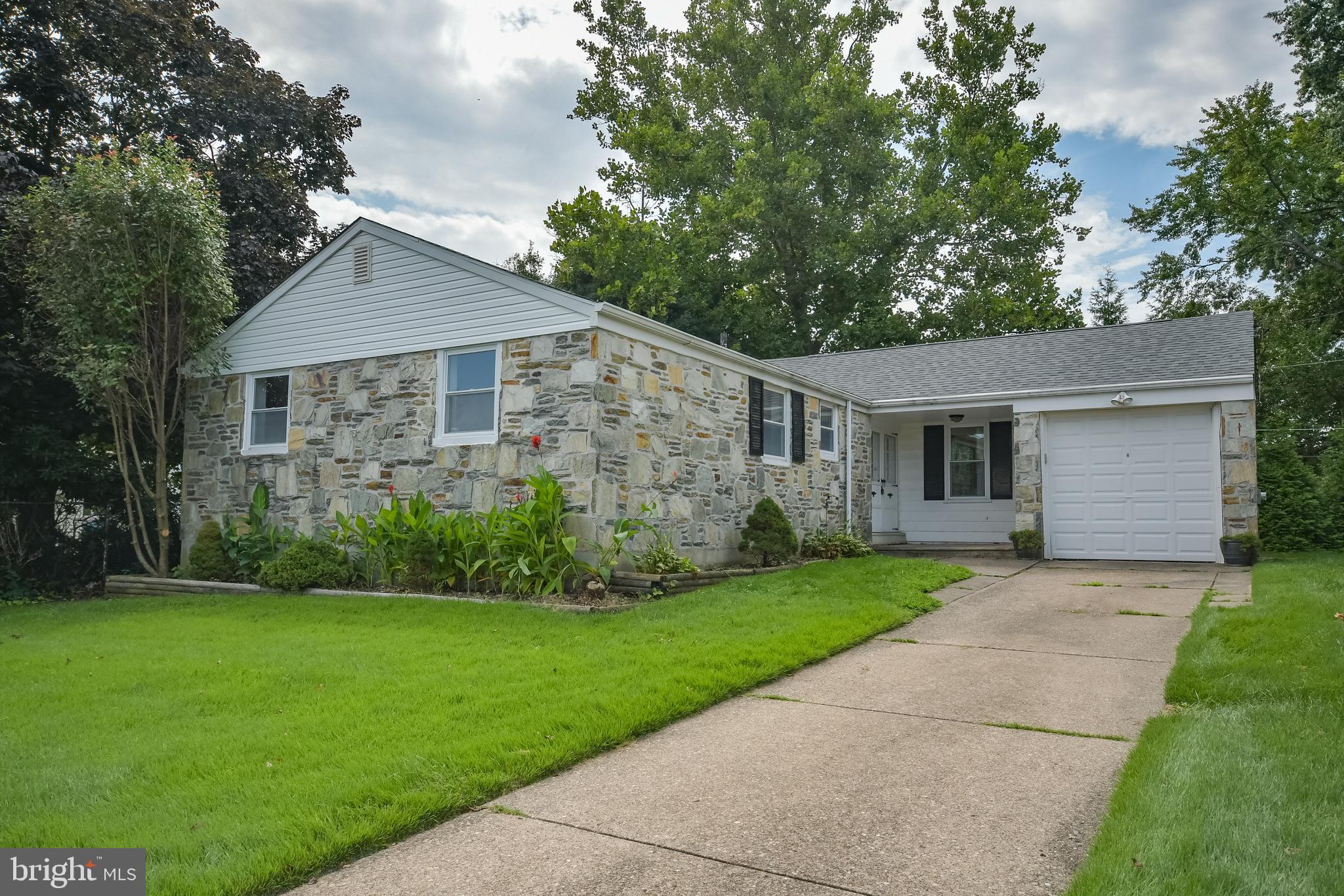 9712 Beacon Road Philadelphia, PA 19115 - Photo 1 of 30