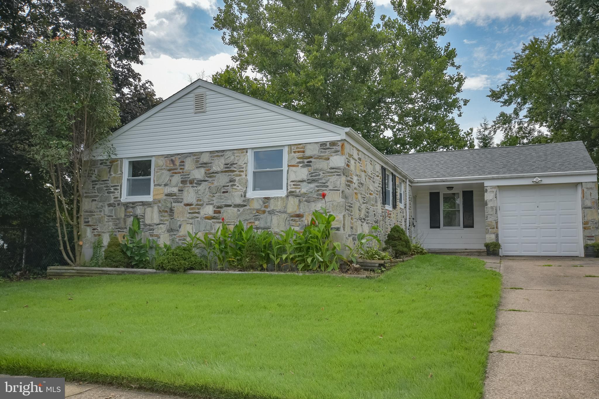 9712 Beacon Road Philadelphia, PA 19115 - Photo 2 of 30
