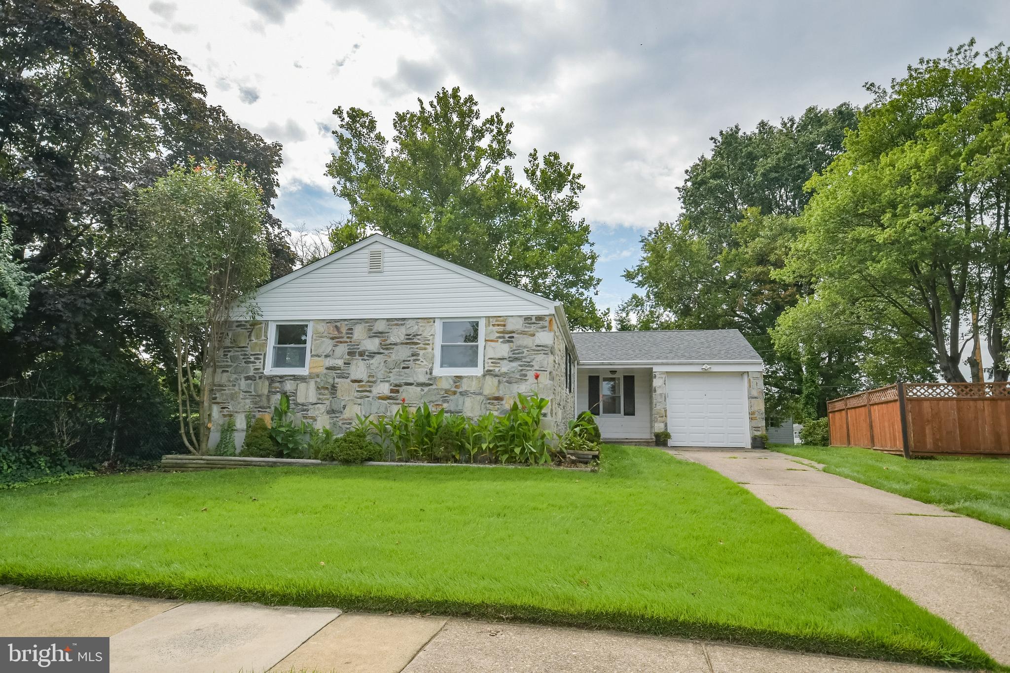 9712 Beacon Road Philadelphia, PA 19115 - Photo 3 of 30