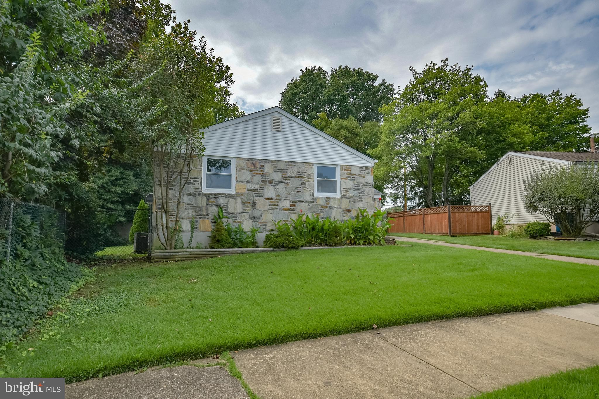 9712 Beacon Road Philadelphia, PA 19115 - Photo 4 of 30