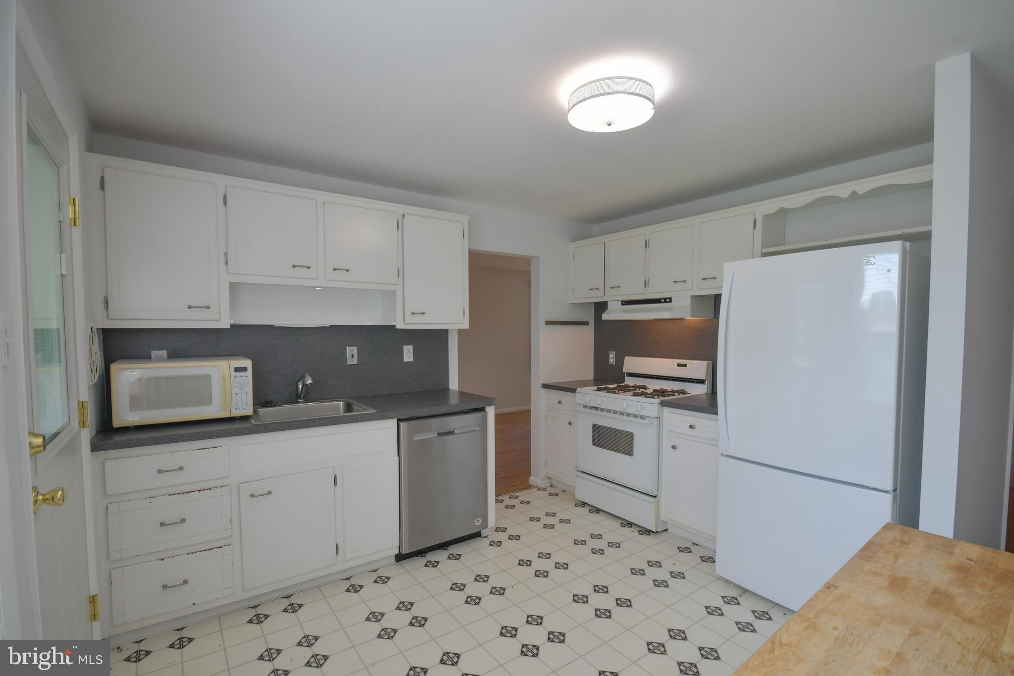 9712 Beacon Road Philadelphia, PA 19115 - Photo 9 of 30