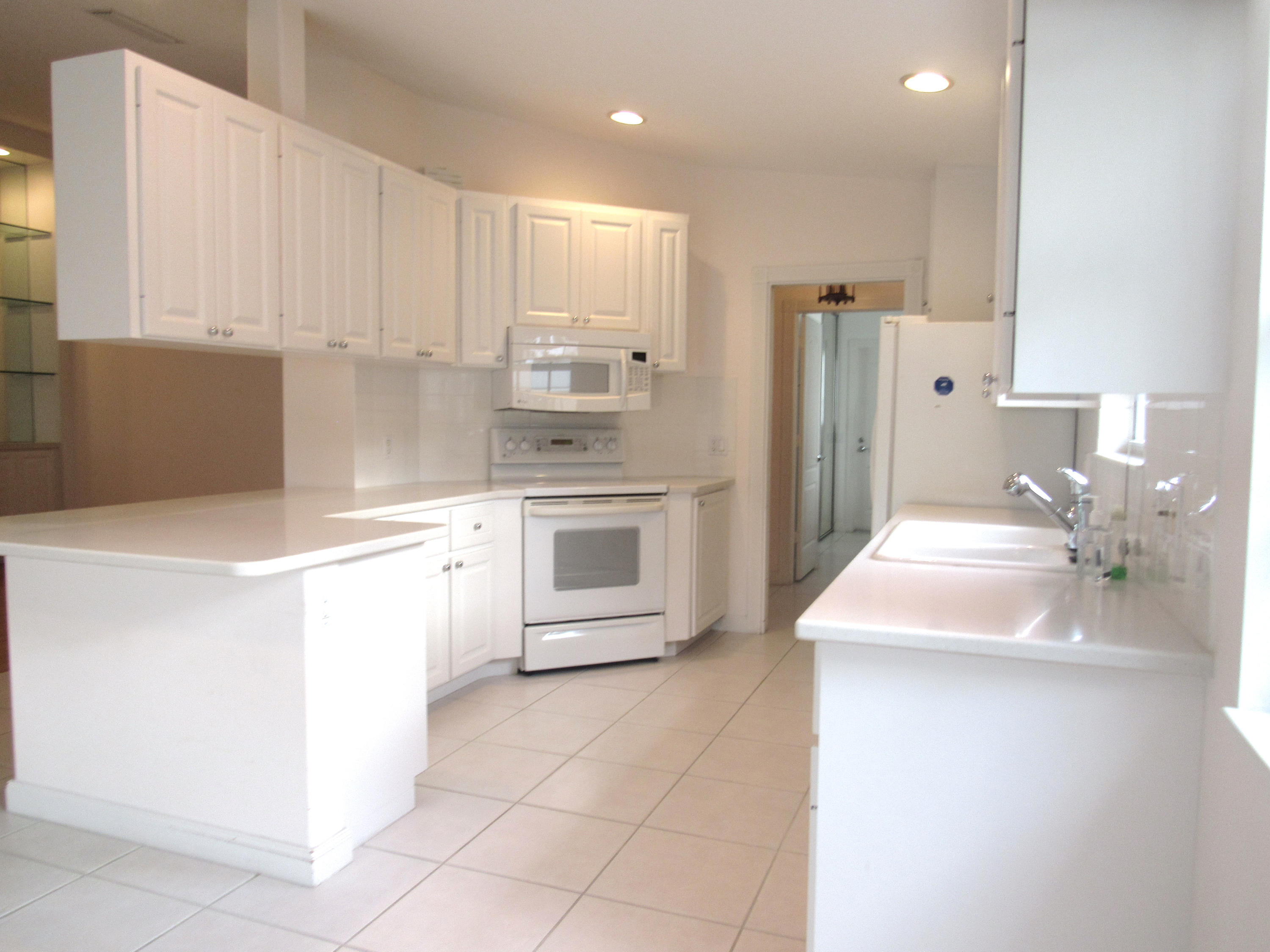 913 Magdalena Road Palm Beach Gardens, FL 33410 - Photo 3 of 16 913 Magdalena Kitchen 1