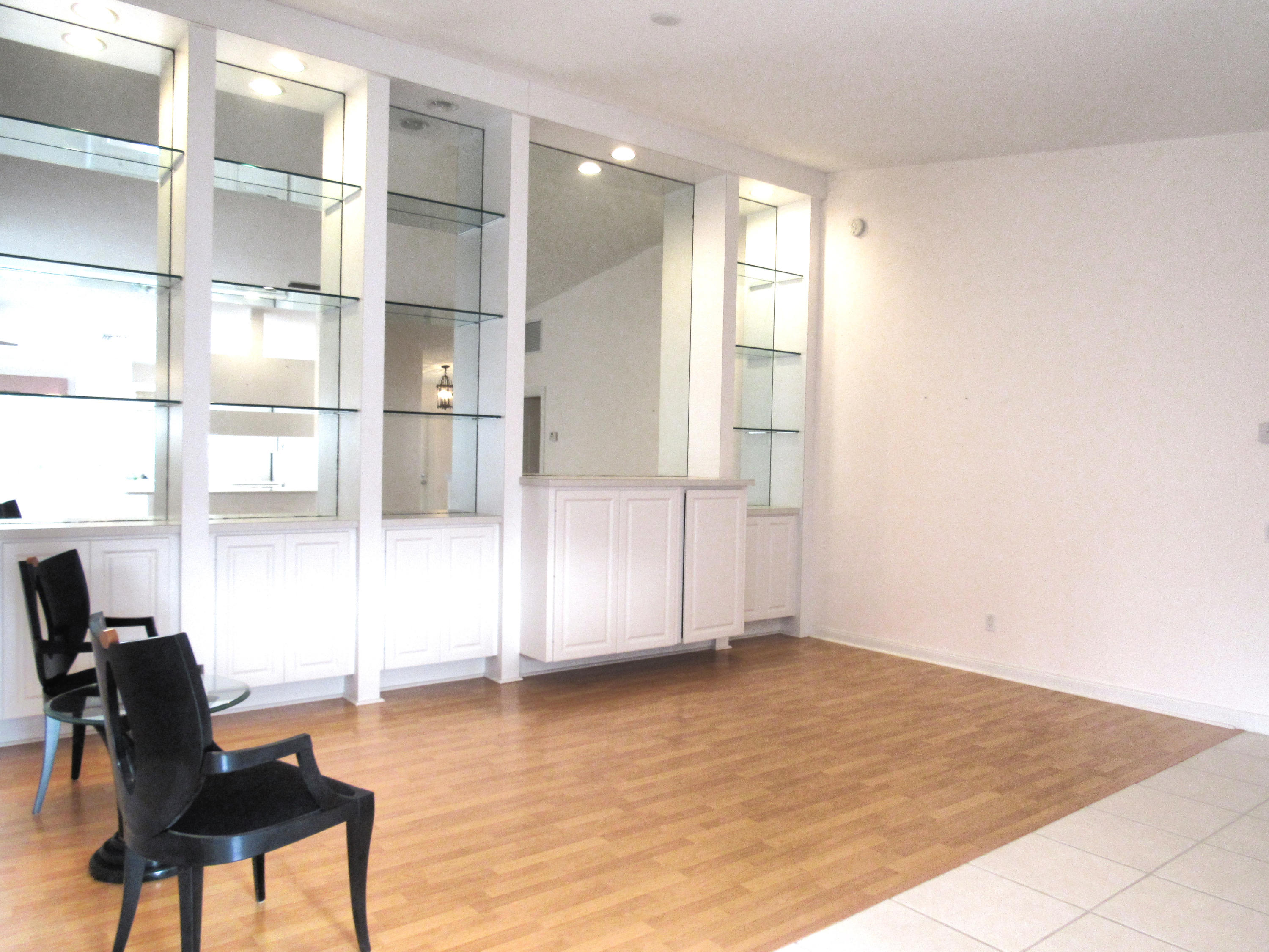 913 Magdalena Road Palm Beach Gardens, FL 33410 - Photo 5 of 16 913 Magdalena Lving Room 2