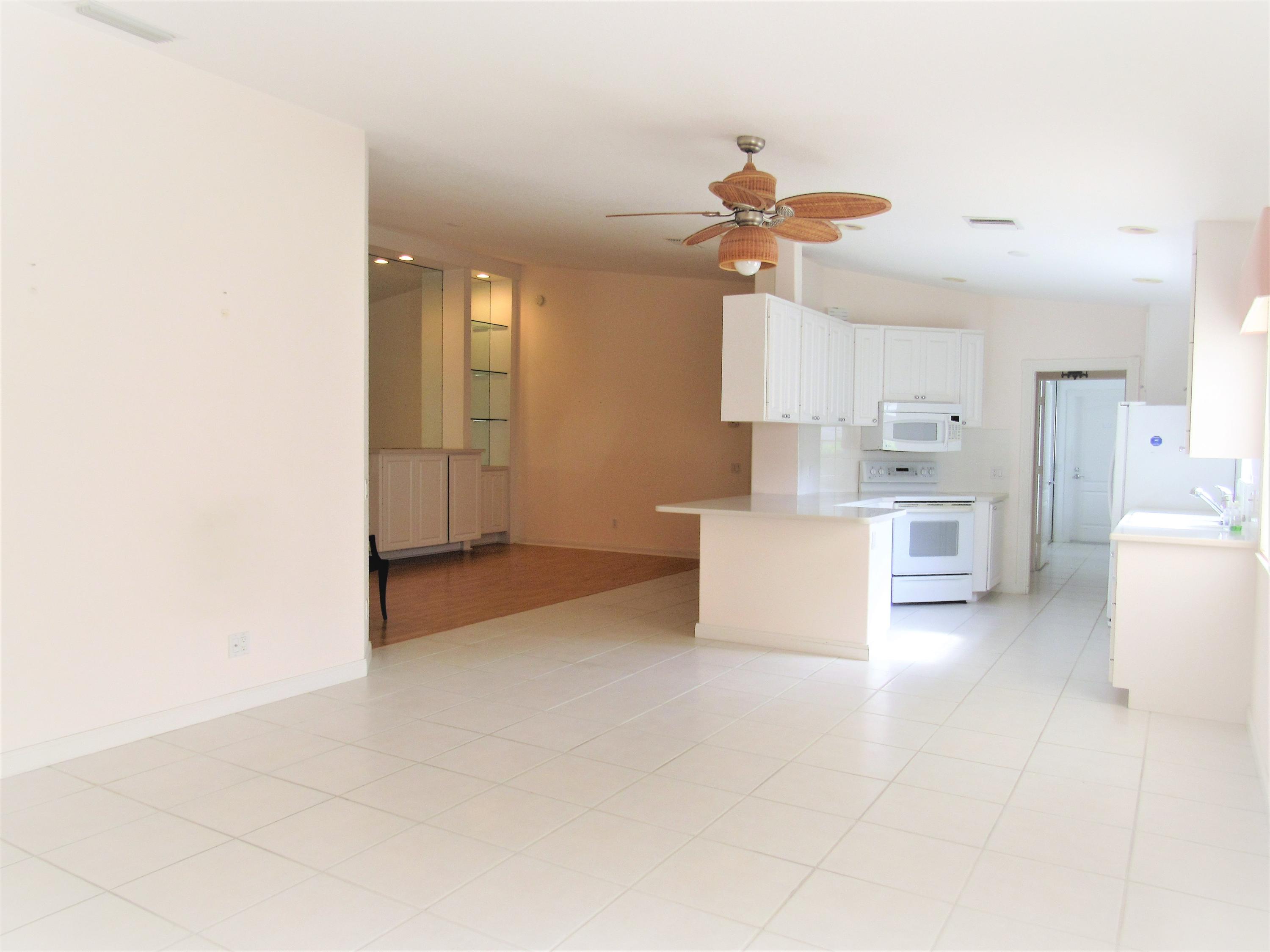 913 Magdalena Road Palm Beach Gardens, FL 33410 - Photo 6 of 16 913 Magdalena Family room 530