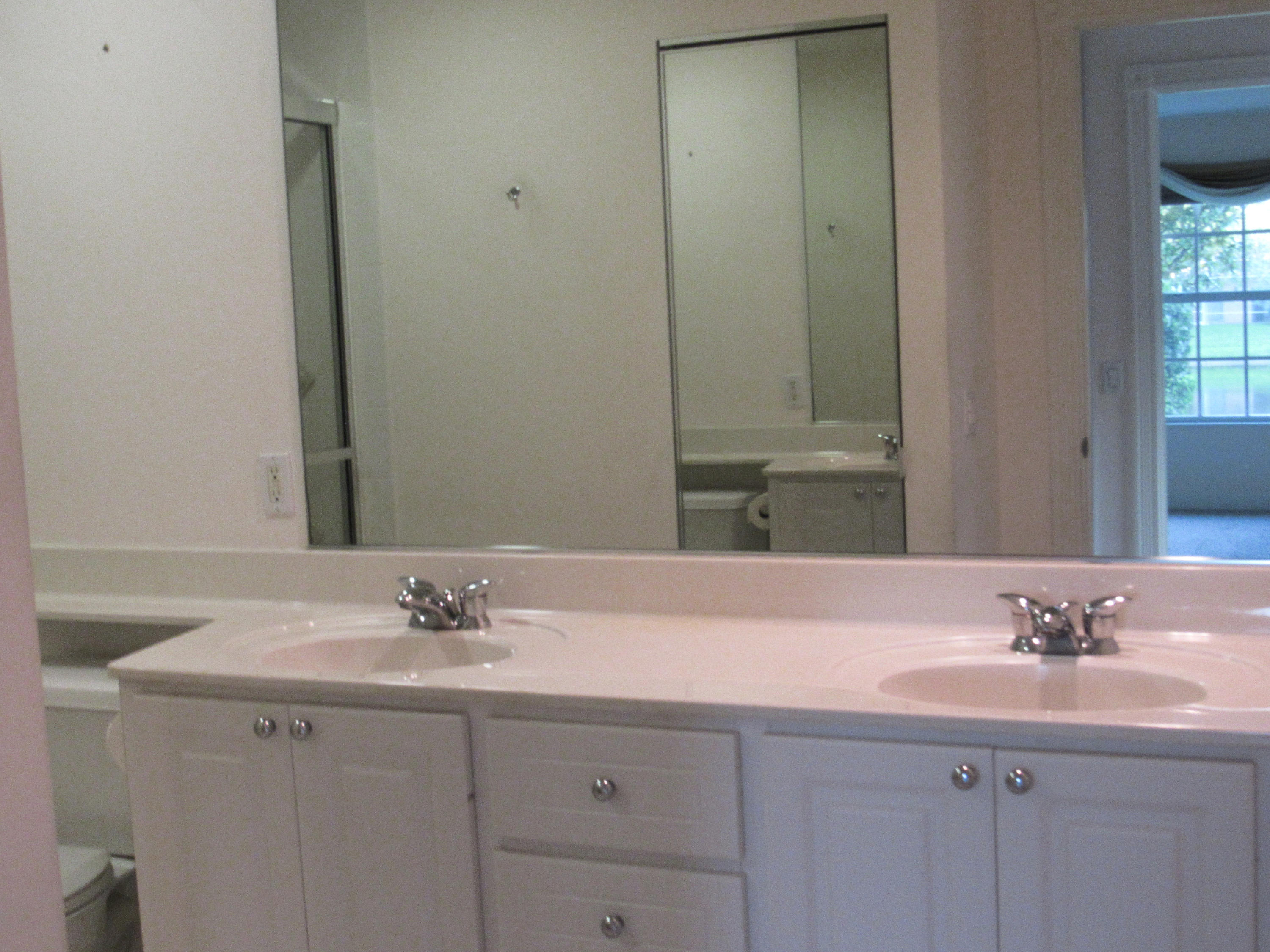 913 Magdalena Road Palm Beach Gardens, FL 33410 - Photo 8 of 16 913 Magdalena Mstr Bath