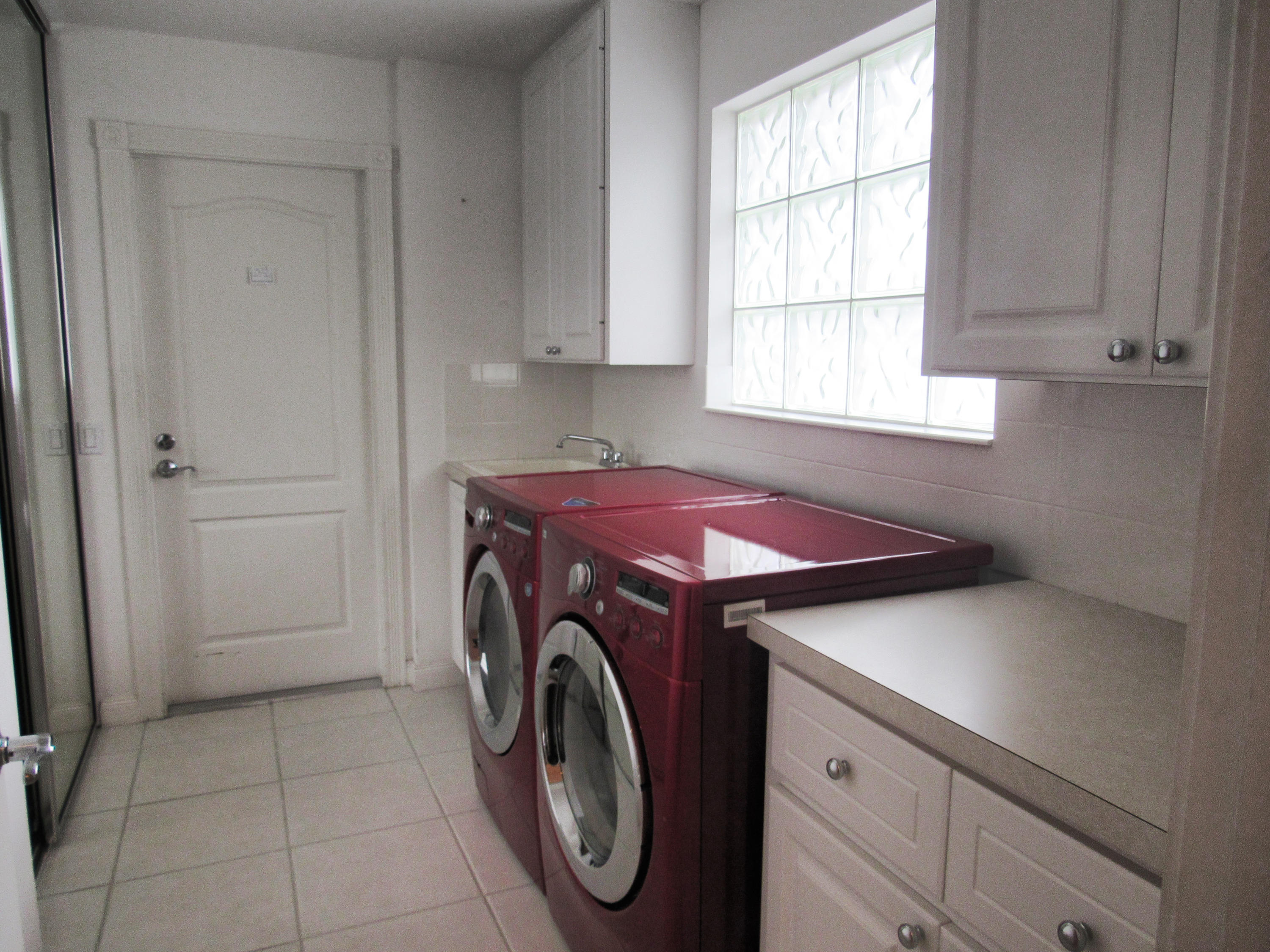 913 Magdalena Road Palm Beach Gardens, FL 33410 - Photo 10 of 16 913 Magdalena Laundry Room
