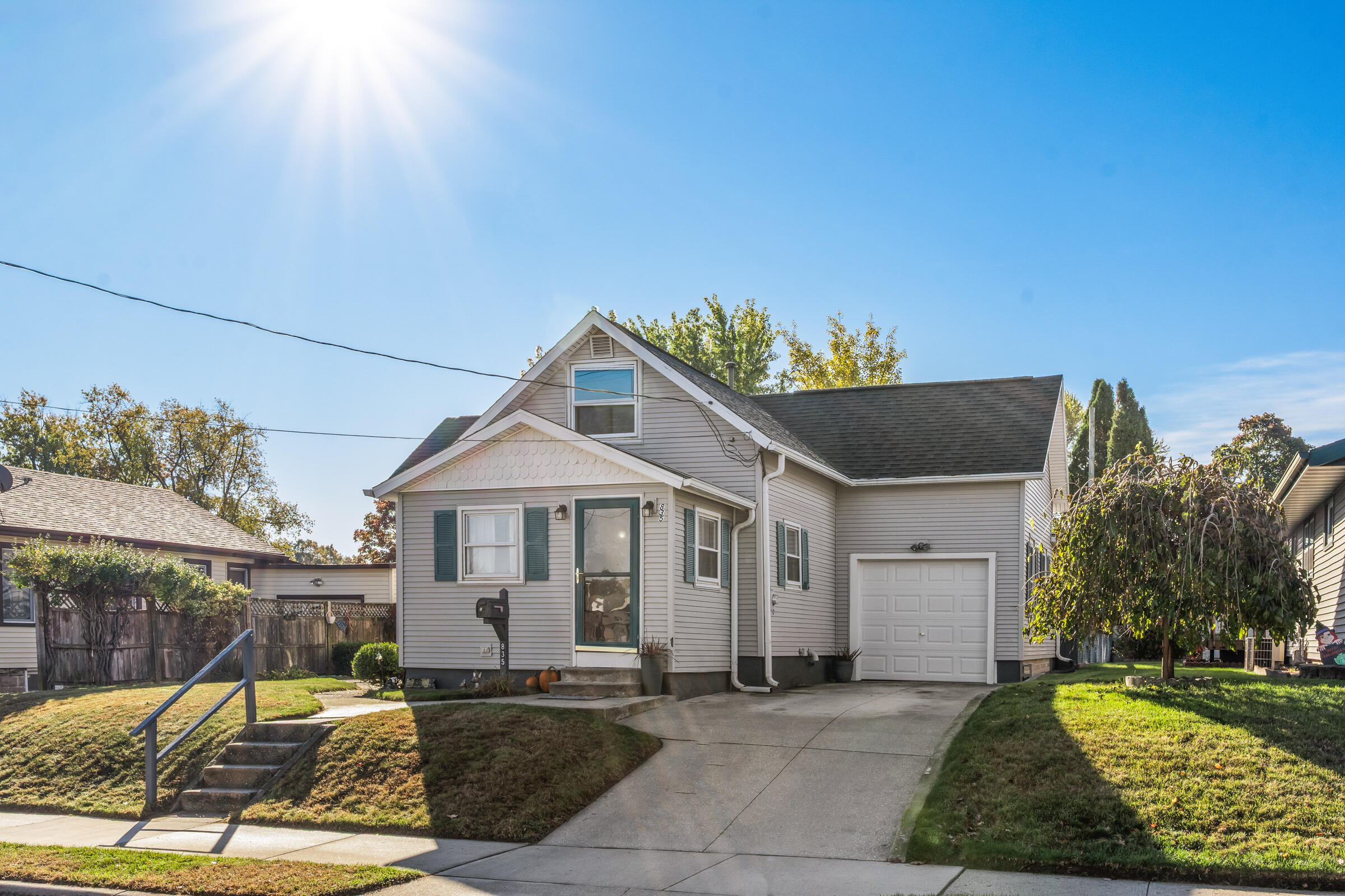 835 Summit Street Manitowoc, WI 54220 - Photo 3 of 32 835-SummitSt-2