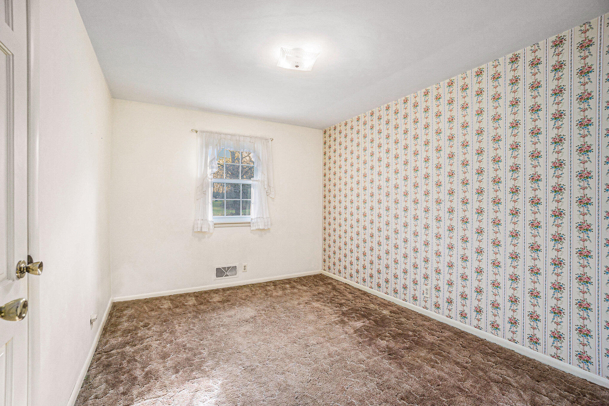 328 Thomas Street Allegan, MI 49010 - Photo 10 of 20 010_dsc01581_78