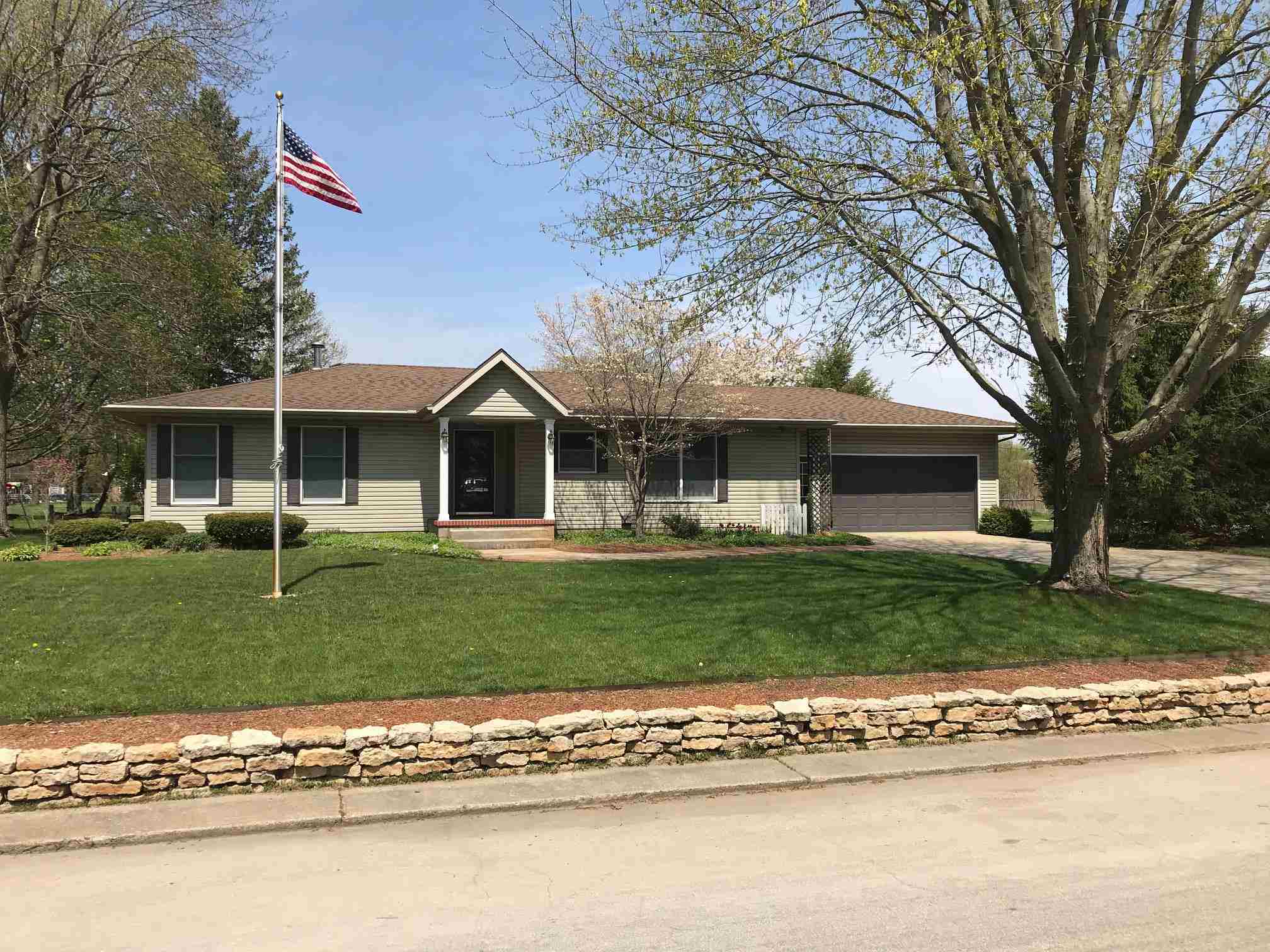 916 West 8th Street Rochester, IN 46975 - Photo 1 of 32