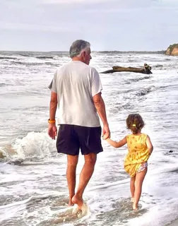 a picture of a table and chair