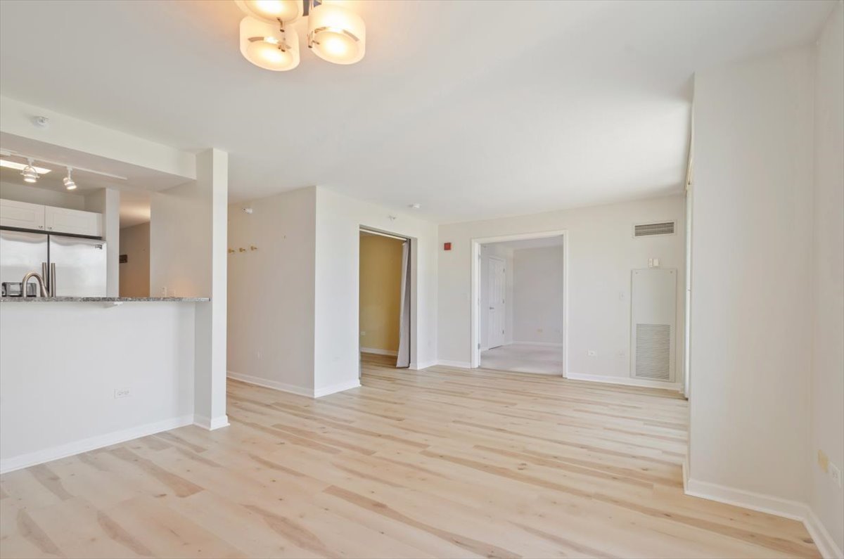 1640 Maple Avenue, Unit 808 Evanston, IL 60201 - Photo 4 of 21