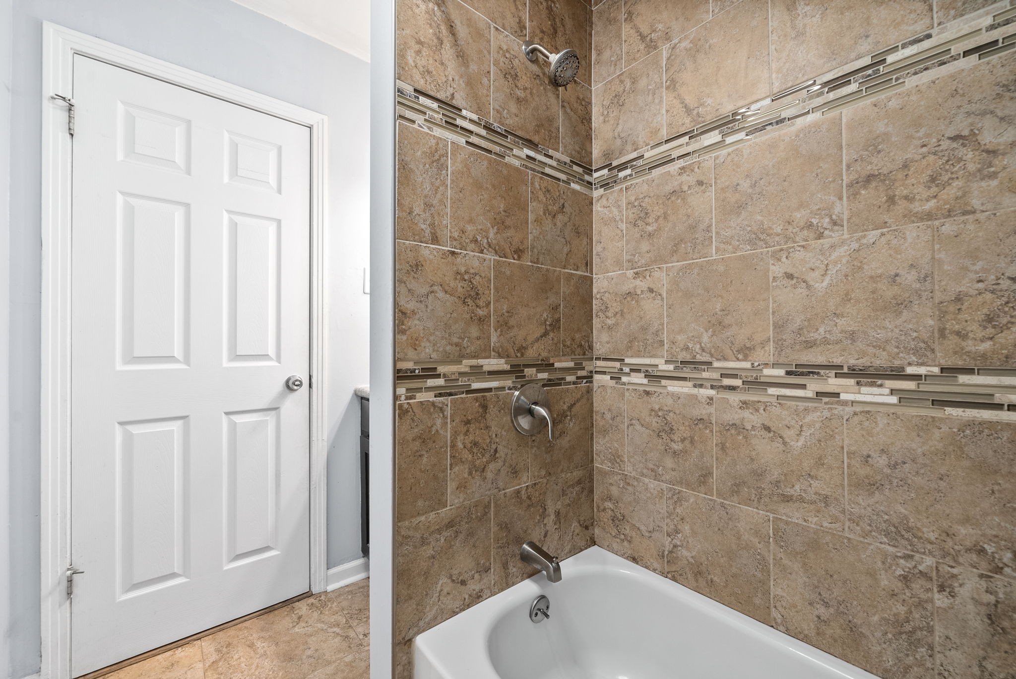 832 Pollard Road Clarksville, TN 37042 - Photo 20 of 30 a bathroom with a bathtub