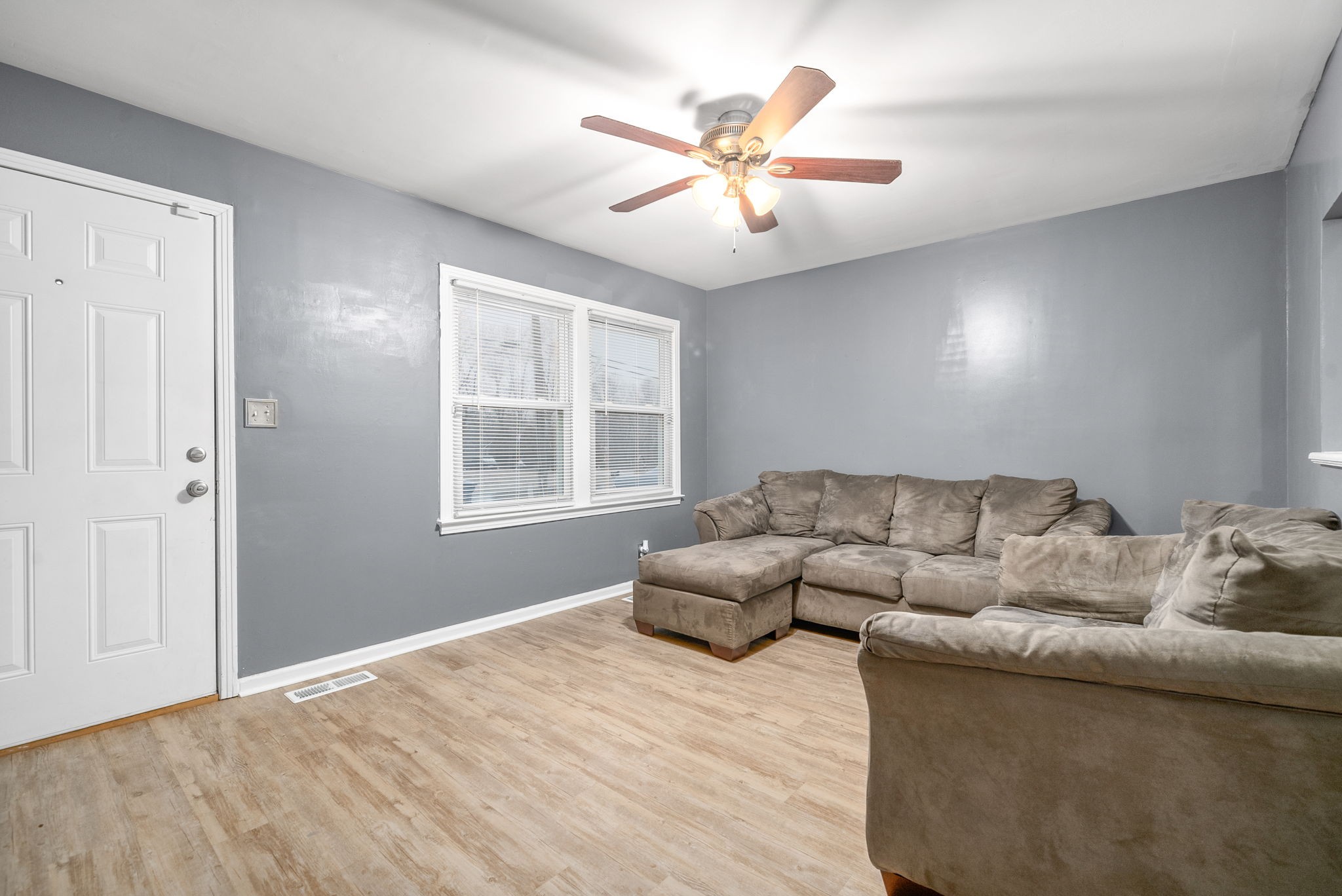 832 Pollard Road Clarksville, TN 37042 - Photo 6 of 30 a living room with furniture and a window