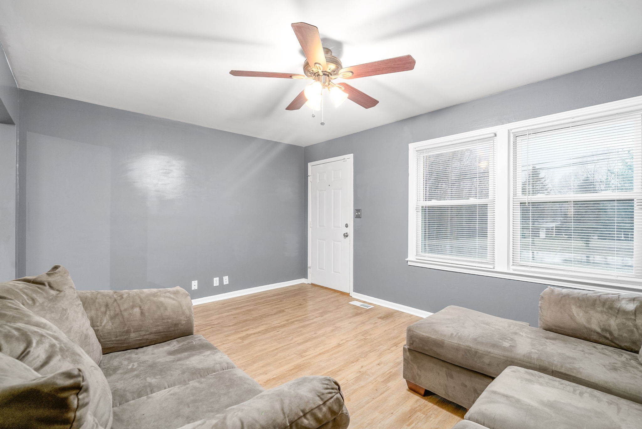 832 Pollard Road Clarksville, TN 37042 - Photo 7 of 30 a bedroom with a large bed and a window