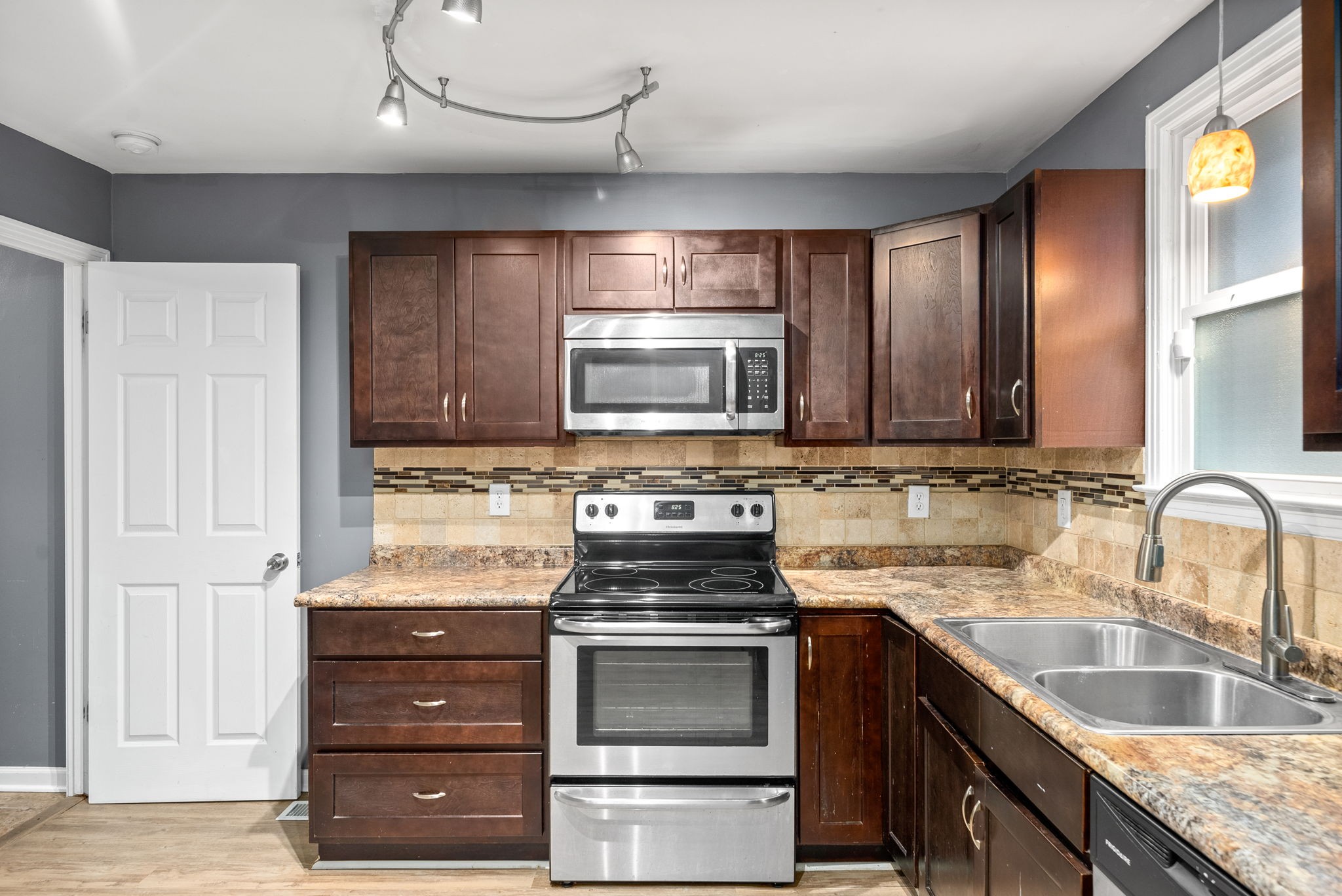 832 Pollard Road Clarksville, TN 37042 - Photo 9 of 30 a kitchen with granite countertop a stove and a sink