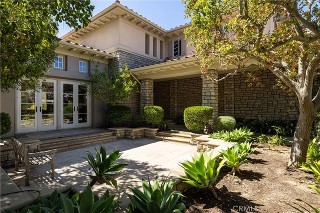 a view of a chairs and table in a backyard