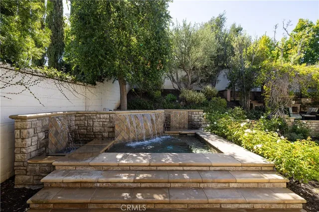 a view of a backyard with pathway