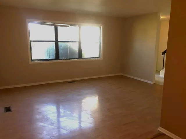 $289,900 | 5715 Dutch Mill Court, Unit C, Hanover Park, IL 60133