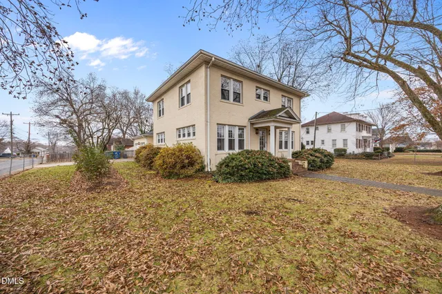 a view of a yard with a house