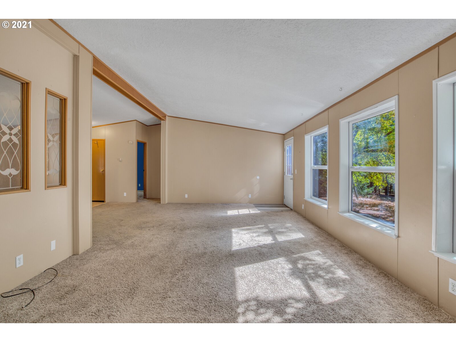 17241 Oakdale Road Dallas, OR 97338 - Photo 14 of 32 a very nice looking room with a large window
